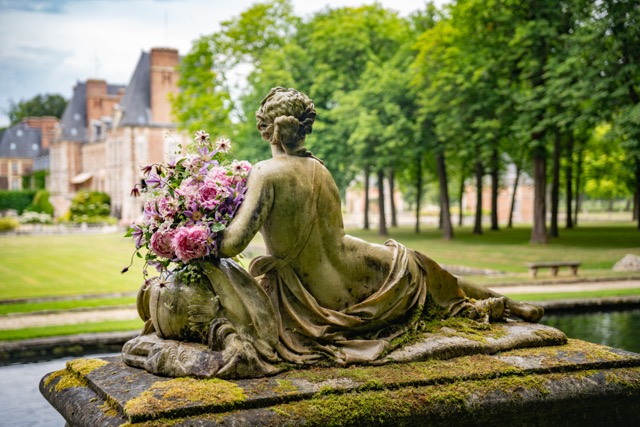 I'llony フランス式庭園の彫刻と花束